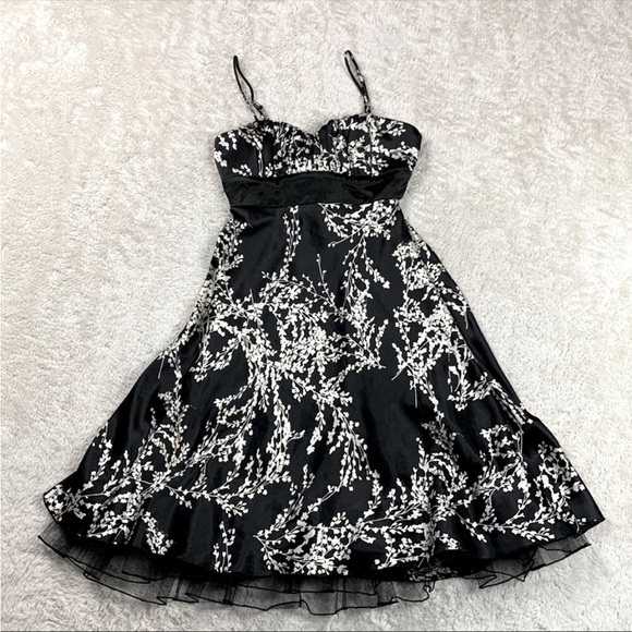 🆕 Speechless LBD Black & Cream Empire Waist Fit and Flare Dress, Size 5 - Picture 10 of 13